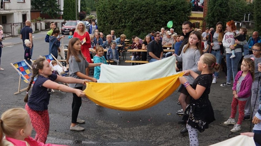 Piknik sąsiedzki w Chodzieży: Zabawa i biesiada przy ulicy Podgórnej [FOTO]