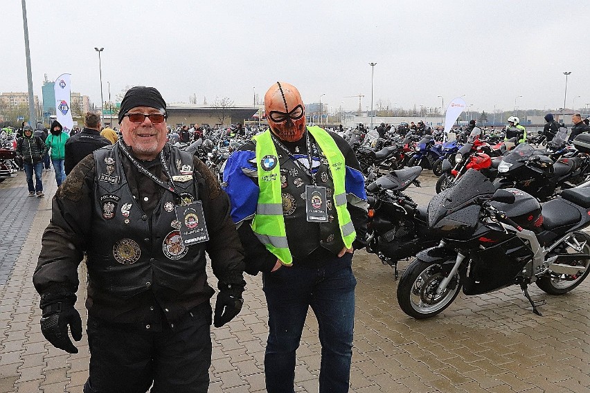 Około tysiąca motocyklistów nie dało zniechęcić się pogodzie...