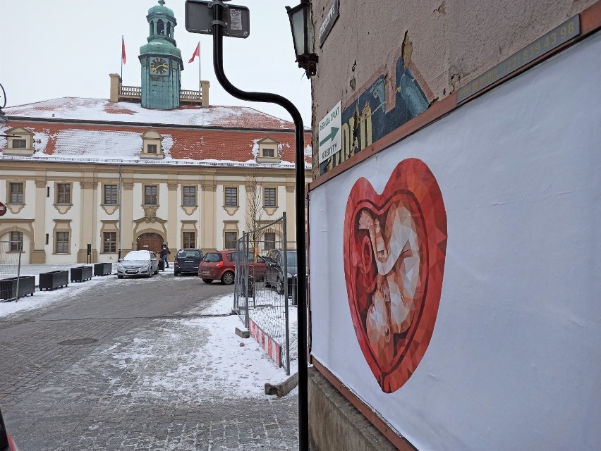 W Rawiczu powieszono antyaborcyjny plakat. Baner pro-life również w Rawiczu [ZDJĘCIA]