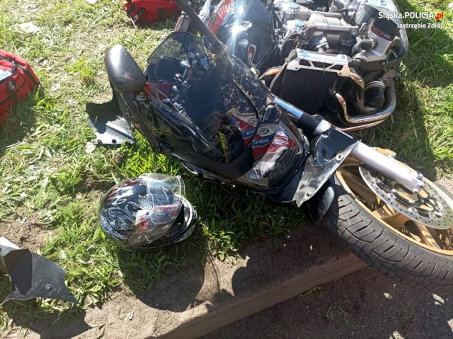 Motocyklista, chcąc uniknąć zderzenia, zjechał na pas zieleni, po czym uderzył w latarnię. W wyniku tego zdarzenia ranny został motocyklista oraz pasażerka