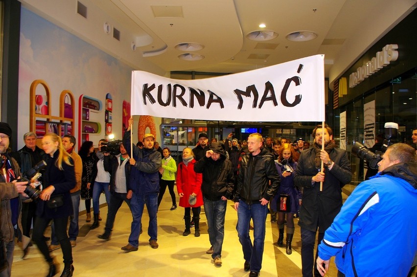 Flash mob "kur*a mać" przeciwko nowej galerii w Poznaniu