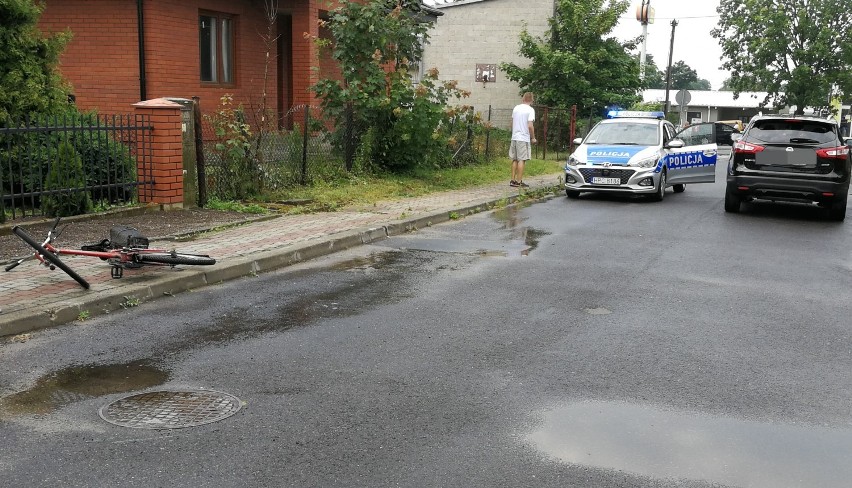 Wypadek w powiecie włocławskim. 74-letni rowerzysta uderzył w samochód [zdjęcia, wideo]