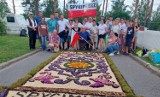 Spycimierz z wizytą w Finlandii. Wyprawa na Festiwal Muzyki Ludowej w Kaustinen. Mieszkańcy gm. Uniejów zagrali i ułożyli kwietny dywan FOTO