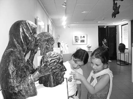 Wystawa zainteresowała nawet małą Karolinę i jej młodszą siostrę Michalinę. Na zdjęciu: przed rzeźbą Matki Boskiej Bolesnej, którą artysta wykonał z polimelu. Fot. Jolanta Pierończyk