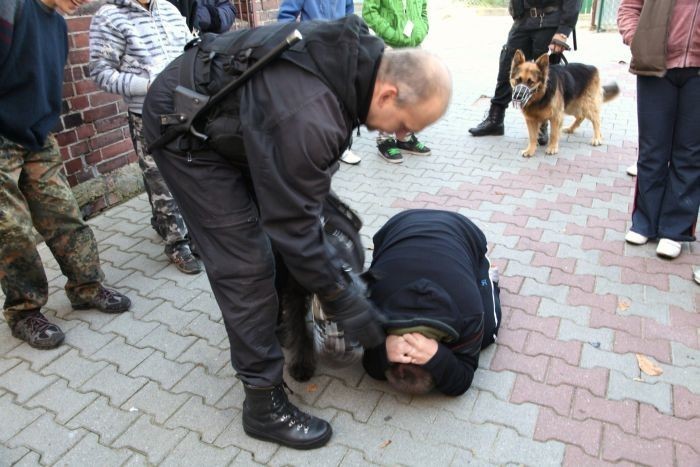 Dzieci uważnie słuchały wskazówek policjantów oraz chętnie...