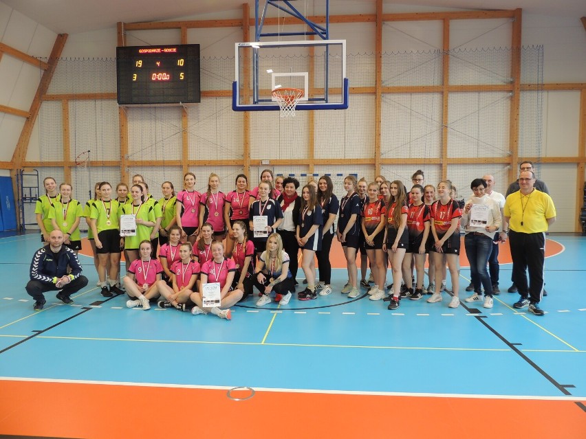 Drużyny dziewcząt i chłopców z I LO w Wieluniu wygrały Mistrzostwa Powiatu Wieluńskiego w koszykówce ZDJĘCIA, WYNIKI