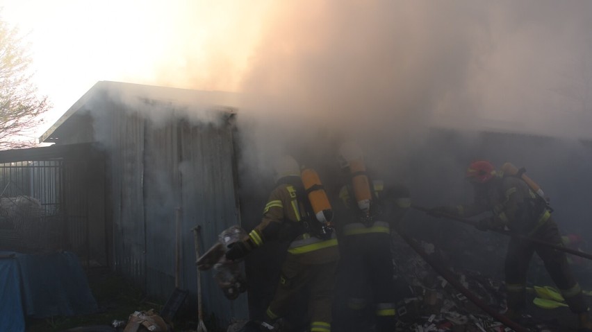 Pożar w Rakowie koło Rypina. Palą się budynki gospodarcze i mieszkalne. Zobacz wideo