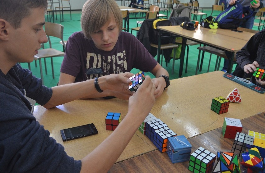 Mistrzostwa w układaniu kostki Rubika [ZDJĘCIA]