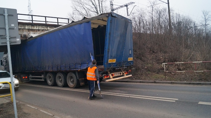 TIR nie zmieścił się pod bydgoskim wiaduktem i zablokował przejazd  [wideo, zdjęcia]