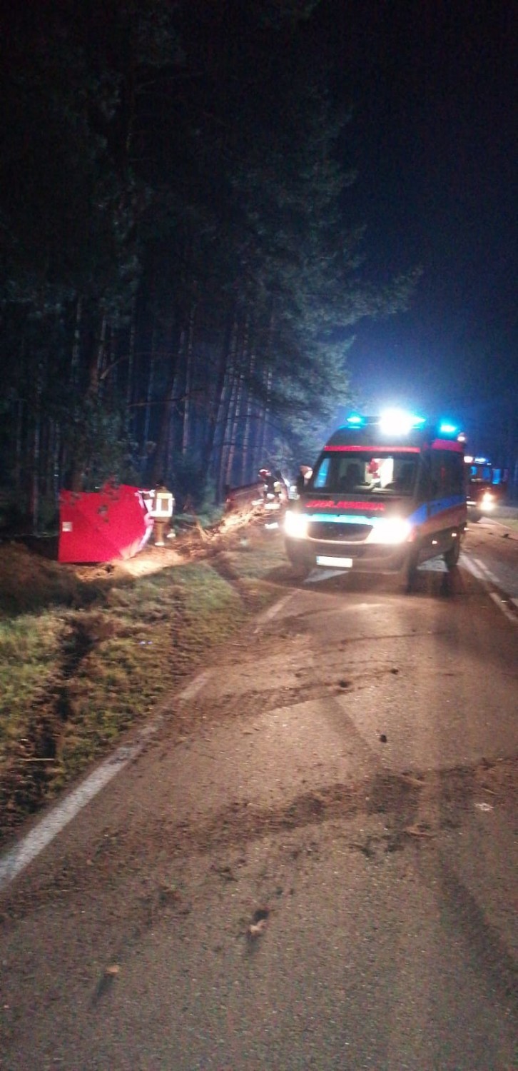 Czarne. Śmiertelny wypadek na drodze wojewódzkiej 201. Zginął 41-letni mężczyzna. 