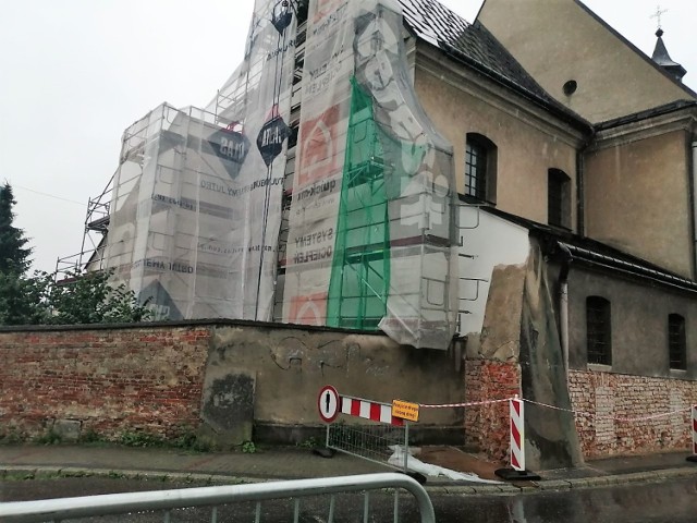 Mur kościoła bernardynów w Tarnowie. Po tym, jak skuto tynki można było zobaczyć dwa rodzaje cegieł. Większe pochodziły z rozebranego częściowo zamku na Górze św. Marcina