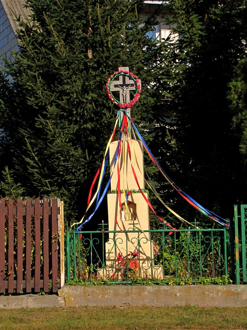 Przydrożne krzyże i kapliczki przy trasie Kozienice-Dęblin.