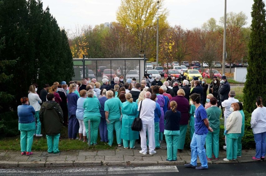 - Szpital pracuje na pełnych obrotach, a zamiast słów...