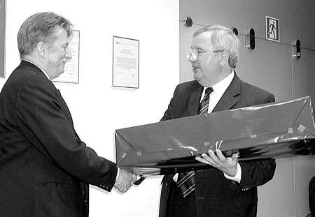 Prezes Umiński (z prawej) otrzymał od Franza Holtgreve elektroniczny barometr.   Fot. Marcin Twaróg