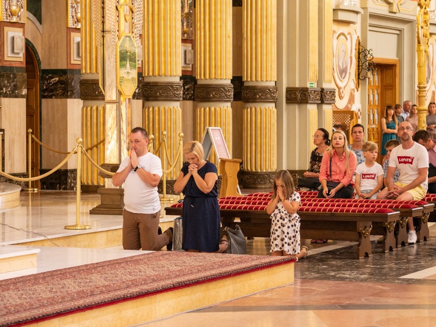 Cztery tysiące wiernych zawierzyło 11 sierpnia swoich najbliższych w  Sanktuarium Matki Bożej Licheńskie .