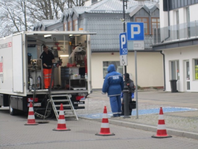 W ciągu ul. Marynarki Polskiej w Ustce naprawiano kanalizację. Prace przeprowadzały Wodociągi Ustka oraz firma Cons Control System. Oznaczało to także drobne utrudnienia w ruchu.