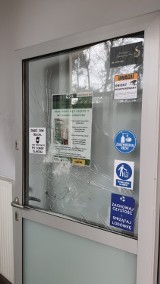 Wandalizm w Ciechocinku. Ktoś zniszczył drzwi do Społecznej Lodówki w uzdrowisku [zdjęcia]