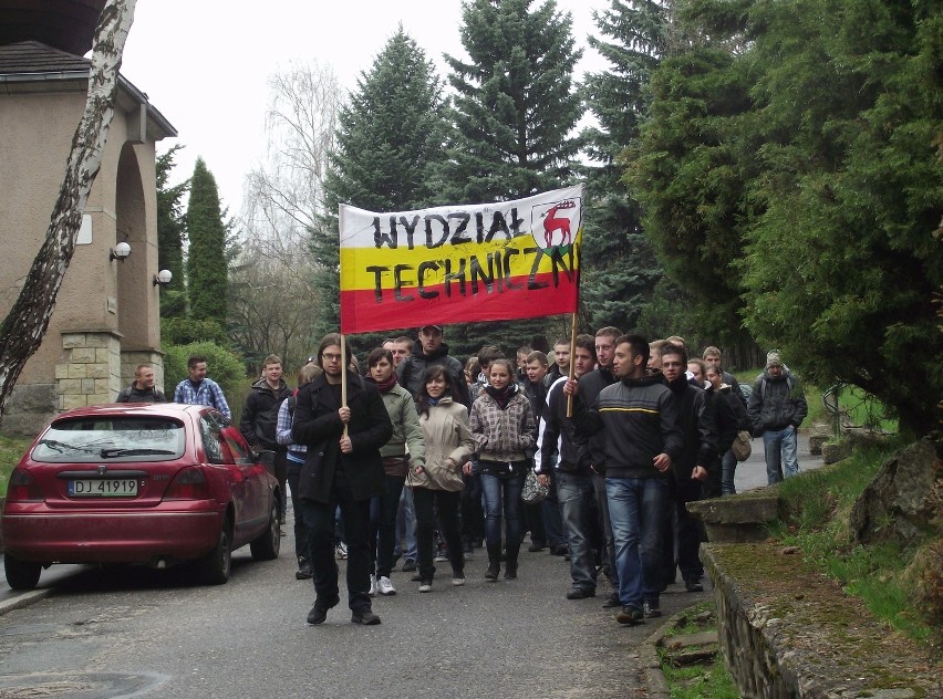 Jelenia Góra: Strajk studentów przeciw łączeniu wydziałów (ZDJĘCIA)