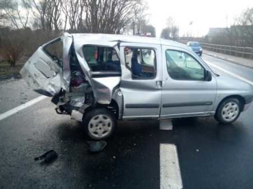 Groźny wypadek w Bobrowicach. Zderzyły się trzy auta, są ranni [zdjęcia]