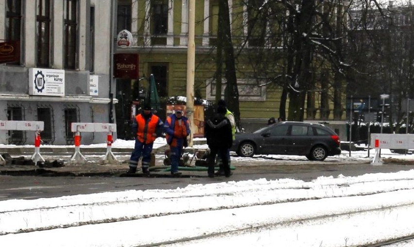 Przy alei Wojska Polskiego pękła rura. Nie zjedziemy z pl....