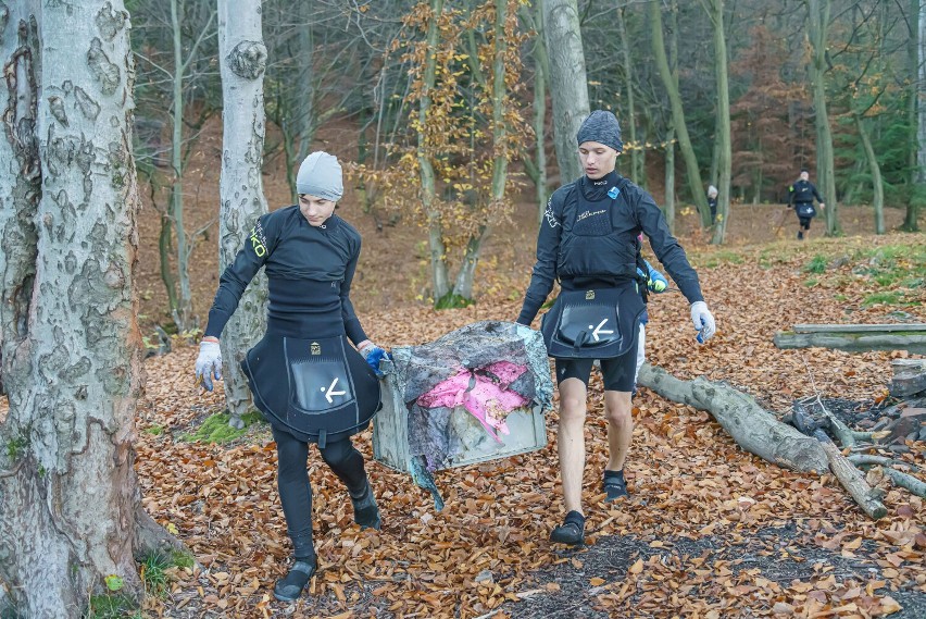 Kajakarze z Klubu Start Nowy Sącz sprzątali Jezioro...