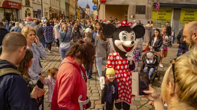 Miasto Inowrocław imprezę z okazja Dnia Dziecka zorganizowały na Rynku i przed Teatrem Miejskim