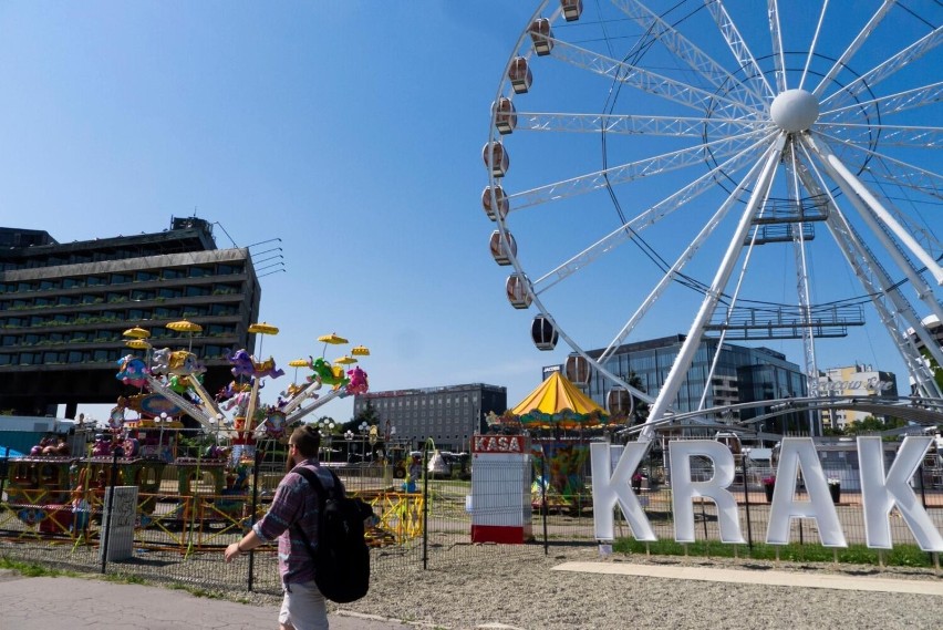 Kraków. Plaża nad Wisłą za 17 tysięcy złotych miesięcznie obok balonu i diabelskiego koła. Bulwar Wołyński się zmienia, ale czy na lepsze?