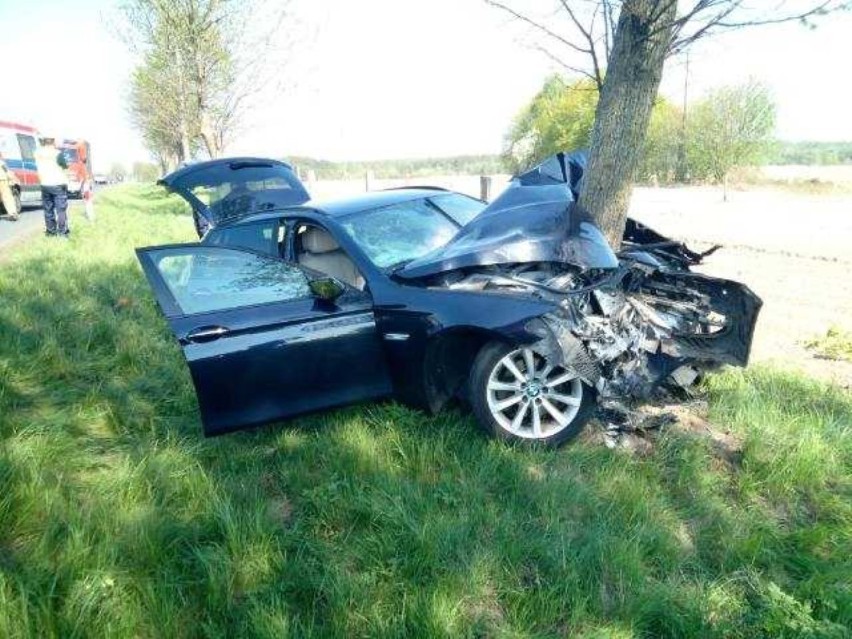 Wrześnica - BMW uderzyło w przydrożne drzwo