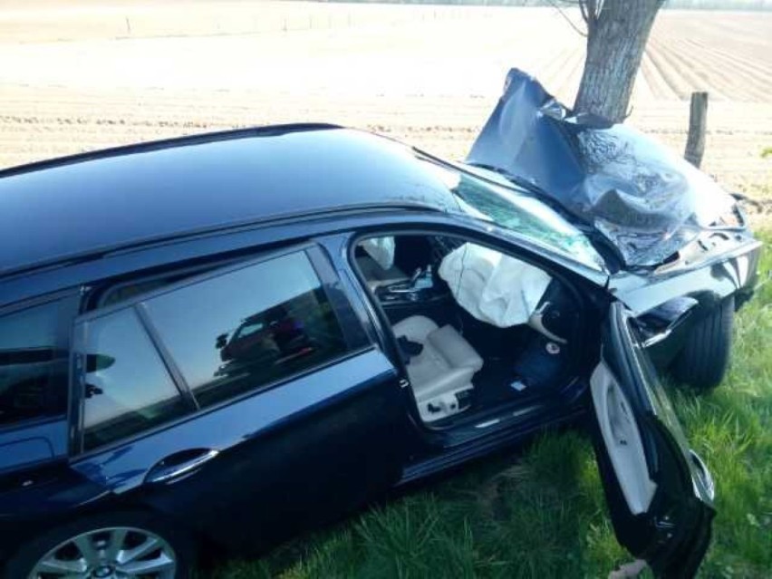 Wrześnica - BMW uderzyło w przydrożne drzwo