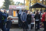 Zapiekanki, słodycze, hot-dogi przy cmentarzu w Grudziądzu [zdjęcia] 