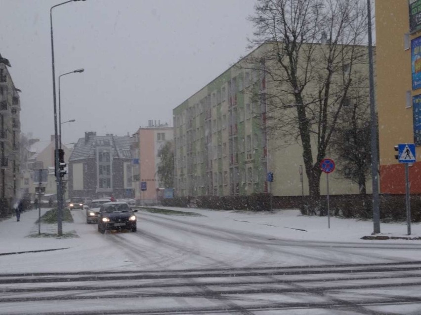 Śnieg zasypał drogi w woj. śląskim [ZDJĘCIA]. Bardzo trudne warunki dla kierowców! Na południu zamiecie śnieżne i...