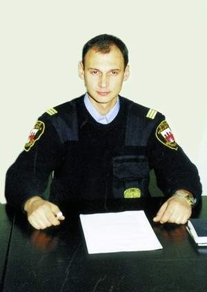 Starszy strażnik Michał Owczarzak, lat 29, w Straży Miejskiej od 1996. Numer służbowy - 230.