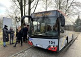 Autobusy z Będkowa do Rokicin na dworzec PKP już wożą pasażerów. VIDEO