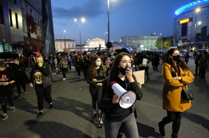 Od kilku dni trwają protesty w sprawie obrony praw kobiet. W...