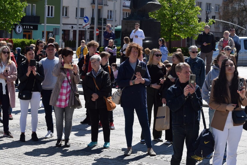 Polonez na placu Biegańskiego! Ósmoklasiści uczcili Święto...