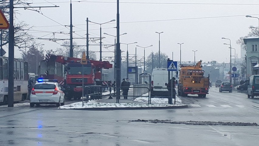 Na ul. Focha w Bydgoszczy zepsuł się tramwaj. Wprowadzono...