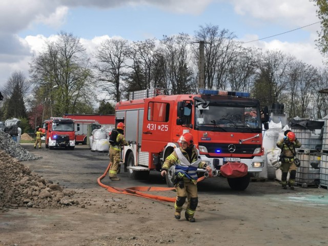 Strażacy, zarówno zawodowi jak i ochotnicy, ćwiczyli na terenie zakładu znajdującego się na terenie gminy Łask, w miejscowości Gorczyn