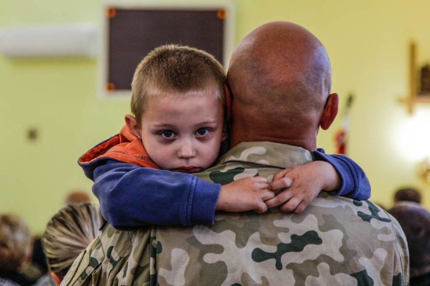 Żołnierze lecą do Afganistanu. Pożegnanie na placu apelowym w Żaganiu [ZDJĘCIA]
