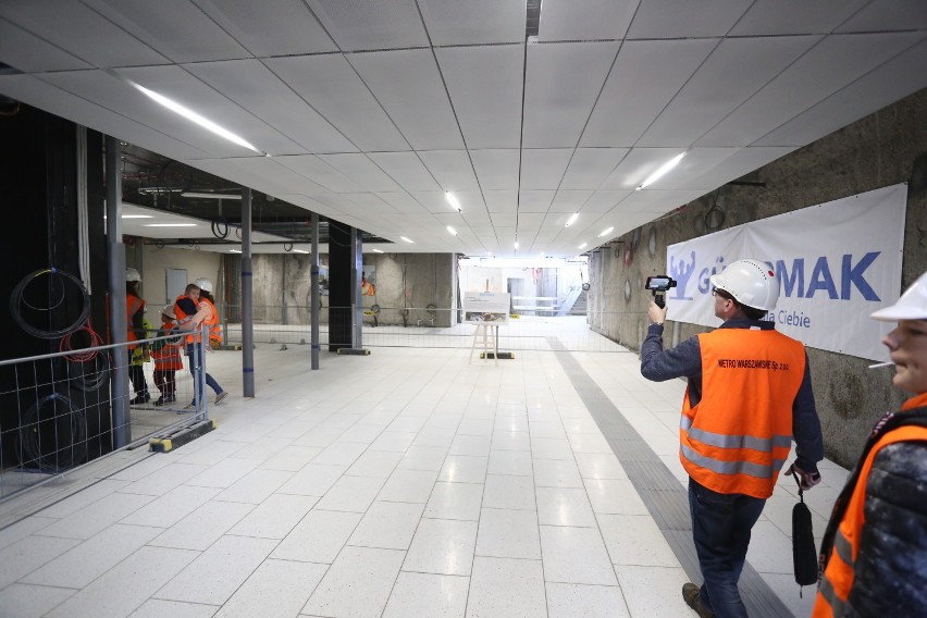Metro na Wolę. Przemysłowy wystrój stacji Płocka. Prace zakończą się za dwa miesiące