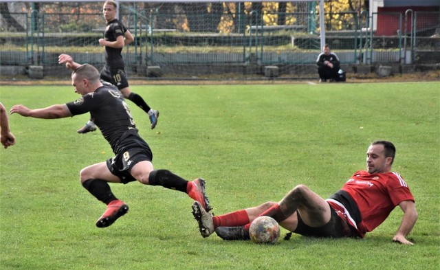 IV liga małopolska, grupa zachodnia: Beskid Andrychów - Orzeł Ryczów 2:2. Na zdjęciu: Sławomir Para (z prawej, Orzeł) przerywa akcję Patryka Mendeli (Beskid Andrychów).