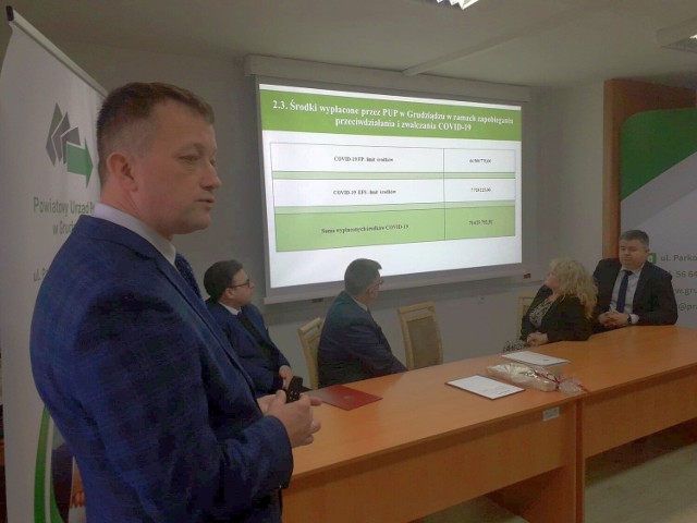 Tomasz Pacuszka (z lewej) , dyrektor PUP w Grudziądzu sytuację na lokalnym rynku przedstawił podczas nadzwyczajnego posiedzenia Powiatowej Rady Rynku Pracy