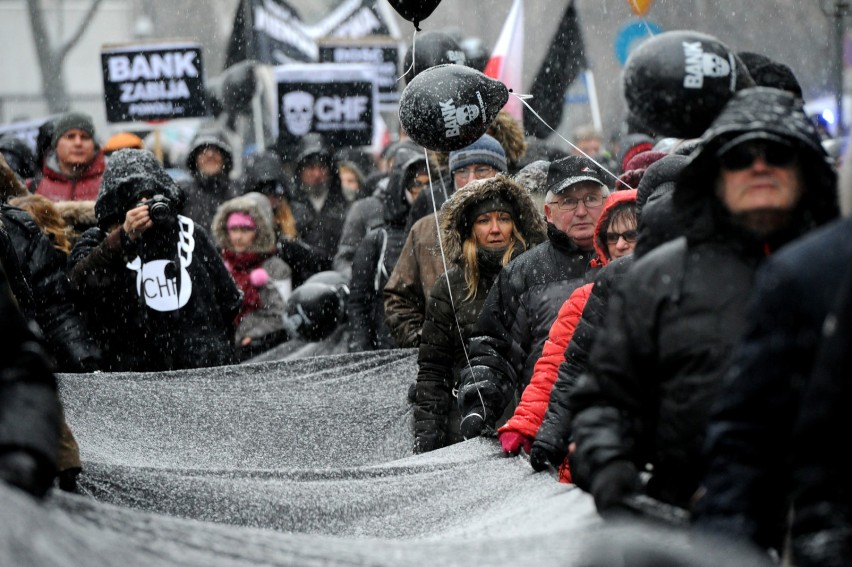 Protest frankowiczów, Warszawa. Czarna procesja oszukanych...