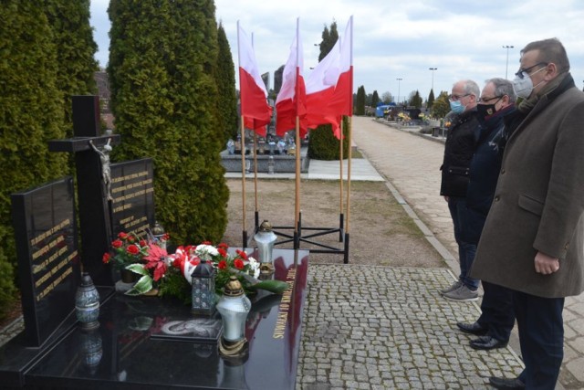 W Suwałkach, na cmentarzu przy Bakałarzewskiej pomnik upamiętniający ofiary katastrofy smoleńskiej został postawiony w jej pierwszą rocznicę