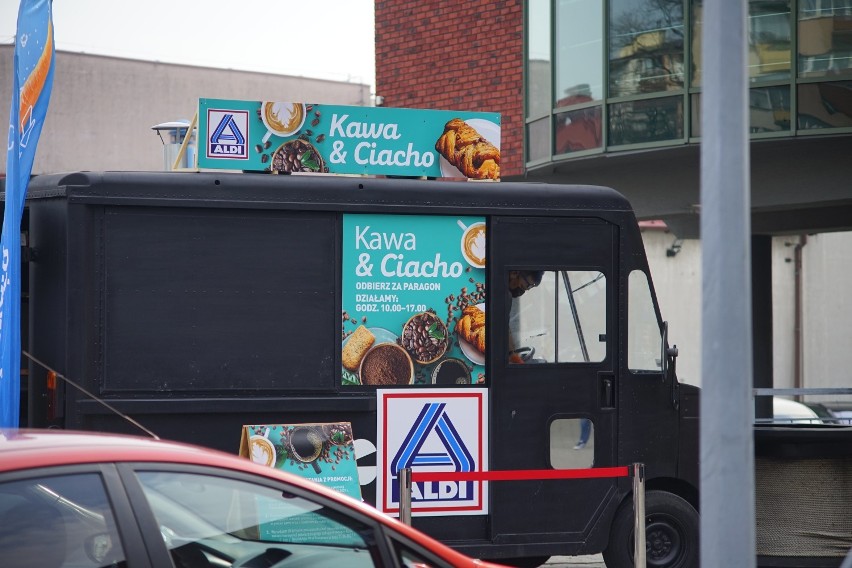 Otwarcie pierwszego supermarketu Aldi w Rzeszowie. Kolejki przed sklepem, promocje w dzień otwarcia