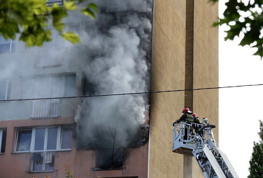 Pożar w wieżowcu na Niebuszewie. Eksplozja gazu w mieszkaniu [WIDEO, ZDJĘCIA]