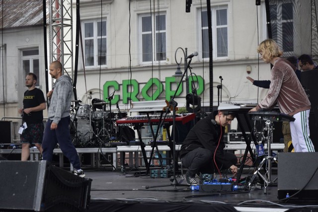 Rozpoczyna się  Maj Syty Fest 2018, festiwal muzyczno-gastronomiczny. Wozy z jedzeniem już czekają na skierniewiczan. Zespoły przygotowują się do występów. Wszystko zacznie się o 17, ale można przyjść wcześniej. Zagra 5 zespołów: Raz Dwa Trzy, The Dumplings, Kamp!, Ten Typ Mes i Bluszcz.