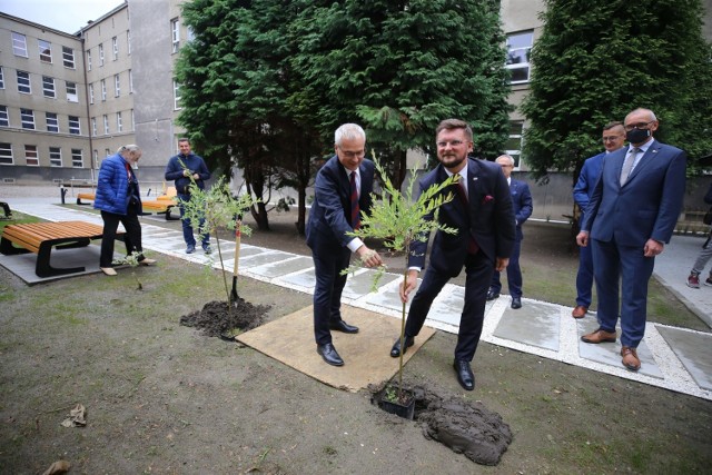 Otwarcie Ogrodów Nauki na kampusie Politechniki Śląskiej w Katowicach.


Zobacz kolejne zdjęcia. Przesuwaj zdjęcia w prawo - naciśnij strzałkę lub przycisk NASTĘPNE