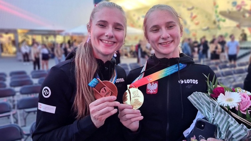 Siostry Aleksandra i Natalia Kałuckie z medalami...