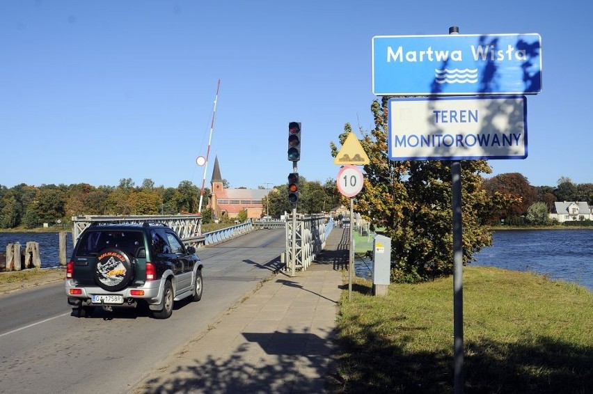 Radni Sobieszewa poszli po pomoc do marszałka. Stary most pontonowy i fatalne nabrzeże są zmorą