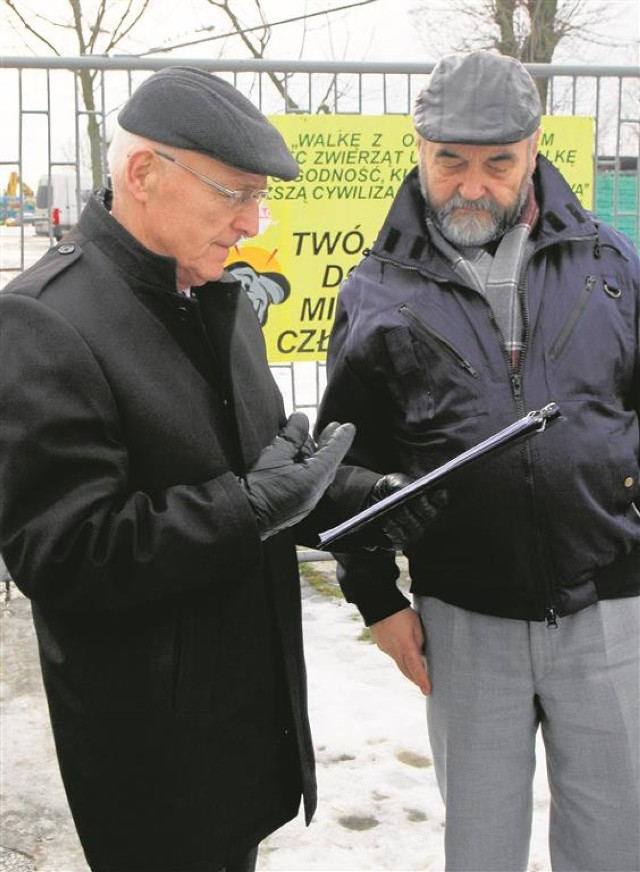 Radny Jan Dziemdziora i mieszkaniec Piotrkowa Henryk Alama mają nadzieję, że w Piotrkowie powstanie cmentarz dla zwierząt
